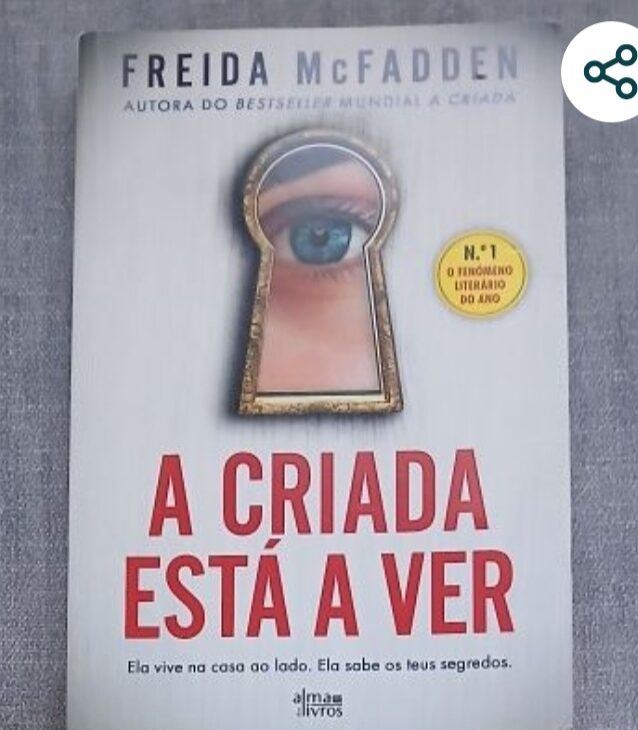 A criada está a ver
